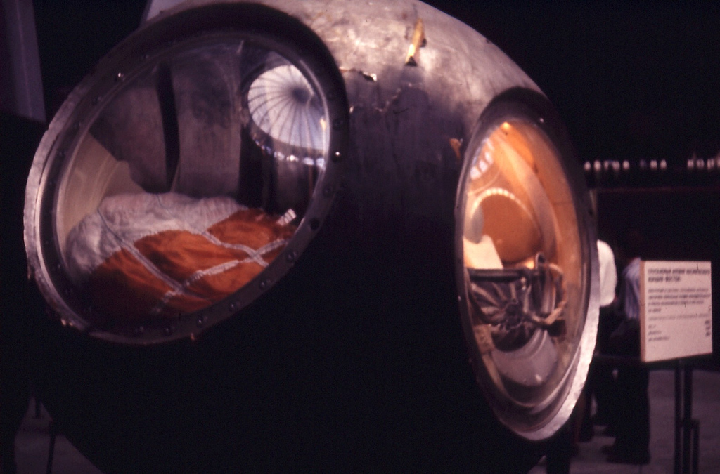 Gagarin’s_capsule_in_Moscow_Cosmonautics_museum